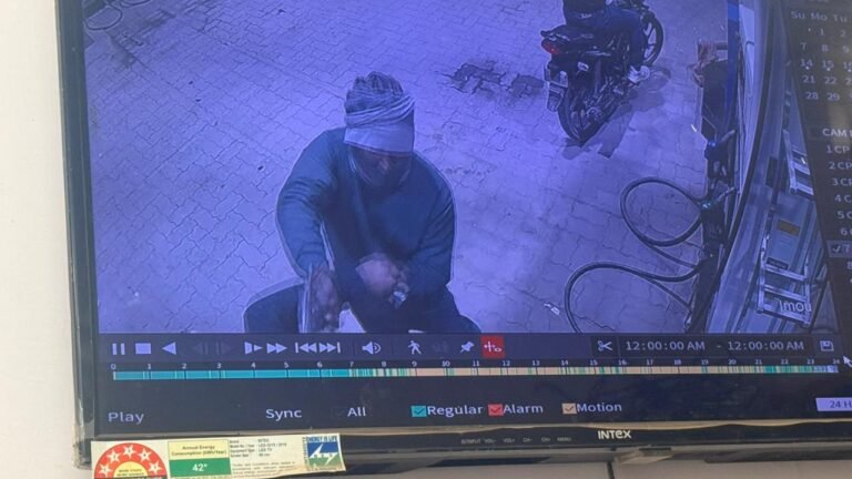 Robbery at gunpoint : शहर में गन पॉइंट पर ‘महा-लूट’: आधे घंटे के भीतर दो पेट्रोल पंपों पर हथियारबंद बदमाशों का तांडव