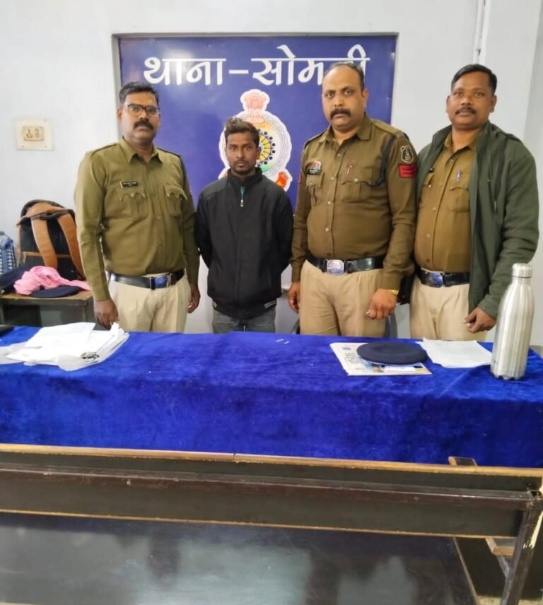 Shikaritola dispute : शिकारीटोला में विवाद करना पड़ा भारी : शिकायत से भड़के युवक ने पुलिस के सामने किया हंगामा, गिरफ्तार