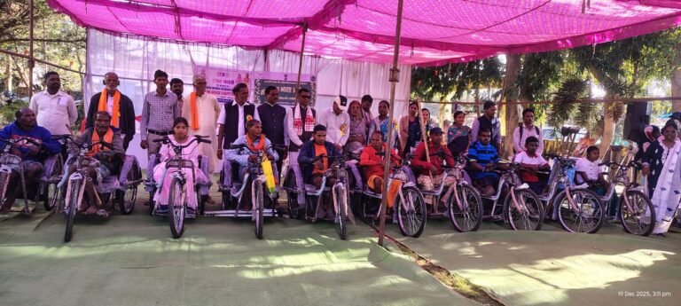 Silver Jubilee at Makadi : माकड़ी में रजत महोत्सव की धूम : वृद्धजनों का सम्मान और दिव्यांगों को मिले सहायक उपकरण