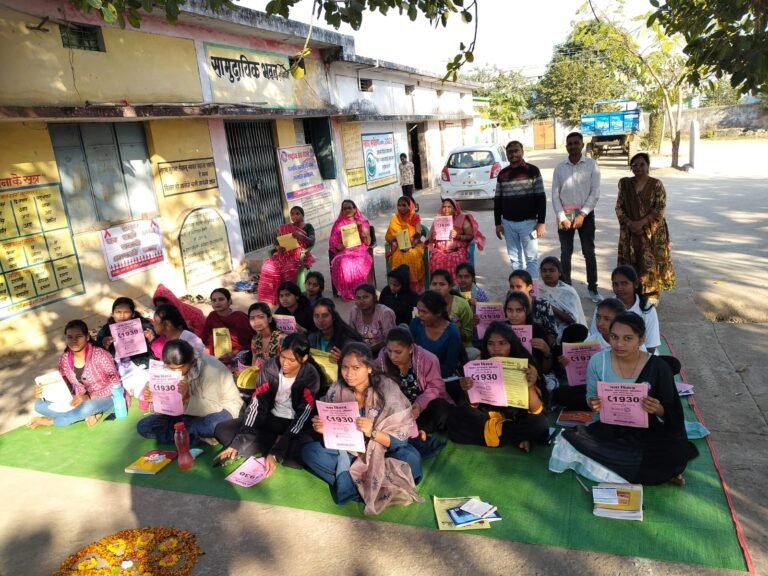 NSS camp : राजनांदगांव साइबर सेल की मुहिम: एनएसएस कैंप में छात्राओं और ग्रामीणों को सिखाए साइबर सुरक्षा के गुर