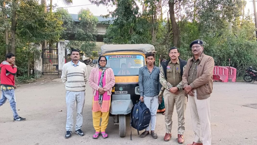 Rajnandgaon Traffic Police : यातायात पुलिस ने चंद घंटों में लौटाया यात्री का खोया सामान, सीसीटीवी और यूनिक नंबर से मिली सफलता