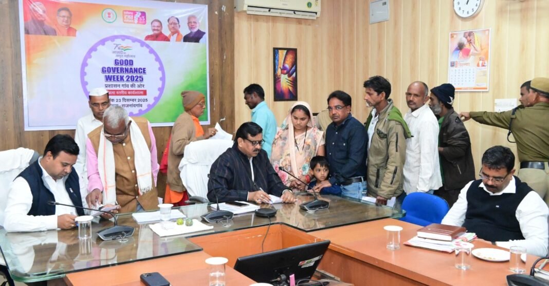 Rajnandgaon-Public Darshan : सुशासन सप्ताह के तहत अपर कलेक्टर ने सुनी समस्याएं, निराकरण के दिए सख्त निर्देश