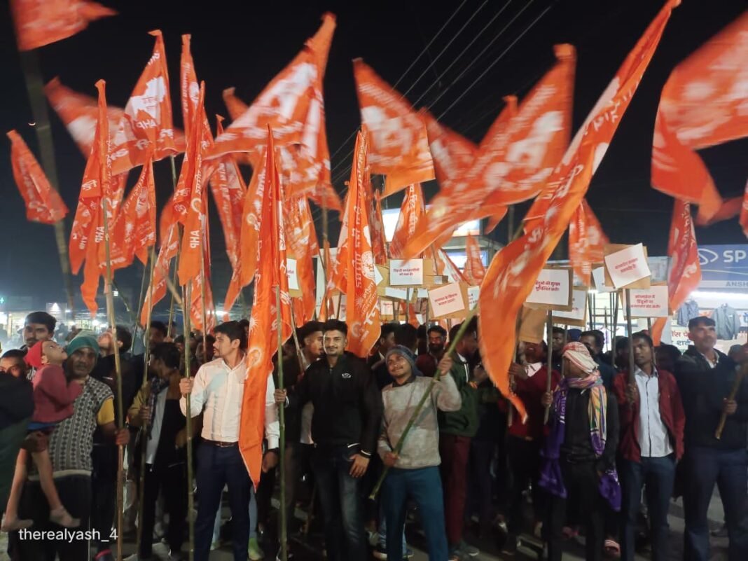 Antarrashtriya Hindu Parishad : दीपू दास की हत्या पर बवाल : अंतर्राष्ट्रीय हिंदू परिषद ने फूंका बांग्लादेश सरकार का पुतला, की कार्रवाई की मांग