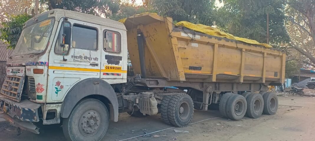 Gharghoda Coal Smuggling : कोयला तस्करी का ‘हाईटेक’ फर्जीवाड़ा: फर्जी नंबर प्लेट लगाकर ले जा रहे थे 20 टन कोयला, पुलिस ने घेराबंदी कर पकड़ा