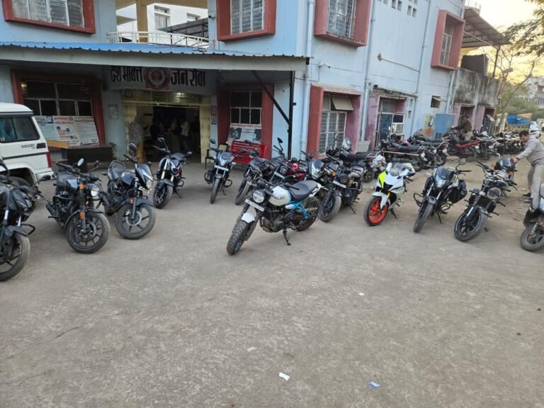Bhopal Irani Dera Raid : भोपाल पुलिस की सर्जिकल स्ट्राइक : डेढ़ सौ जवानों ने घेरा ईरानी डेरा, पथराव और हंगामे के बीच 34 आरोपी गिरफ्तार