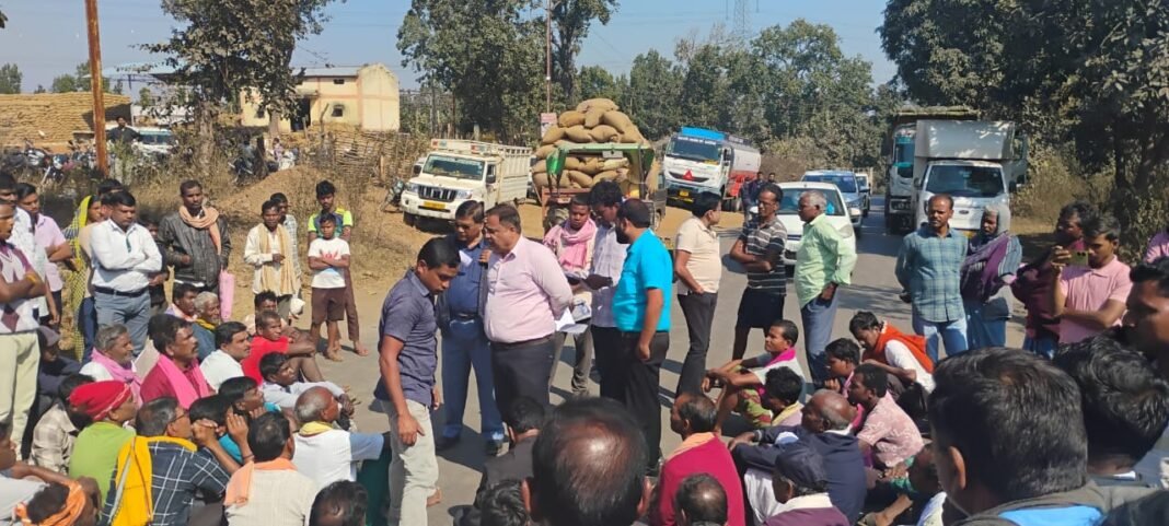 Raigarh Farmer Protest : धान खरीदी की मांग को लेकर नवापारा टेंडा में किसानों का चक्का जाम; तहसीलदार के आश्वासन के बाद खुला मार्ग