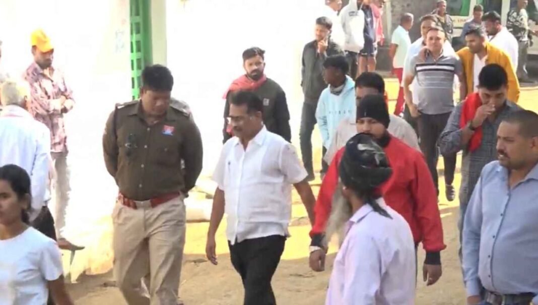 C.G News : मां के अंतिम संस्कार में अमित बघेल पहुंचे गांव, पुलिस की सख्त निगरानी