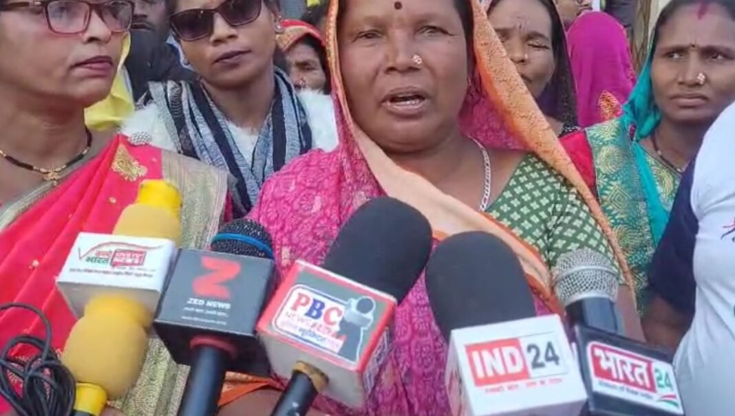 M.P News : आदिवासी समाज ने नायब तहसीलदार और थाना बरगी में सौंपा ज्ञापन, भूमाफियाओं पर गंभीर आरोप