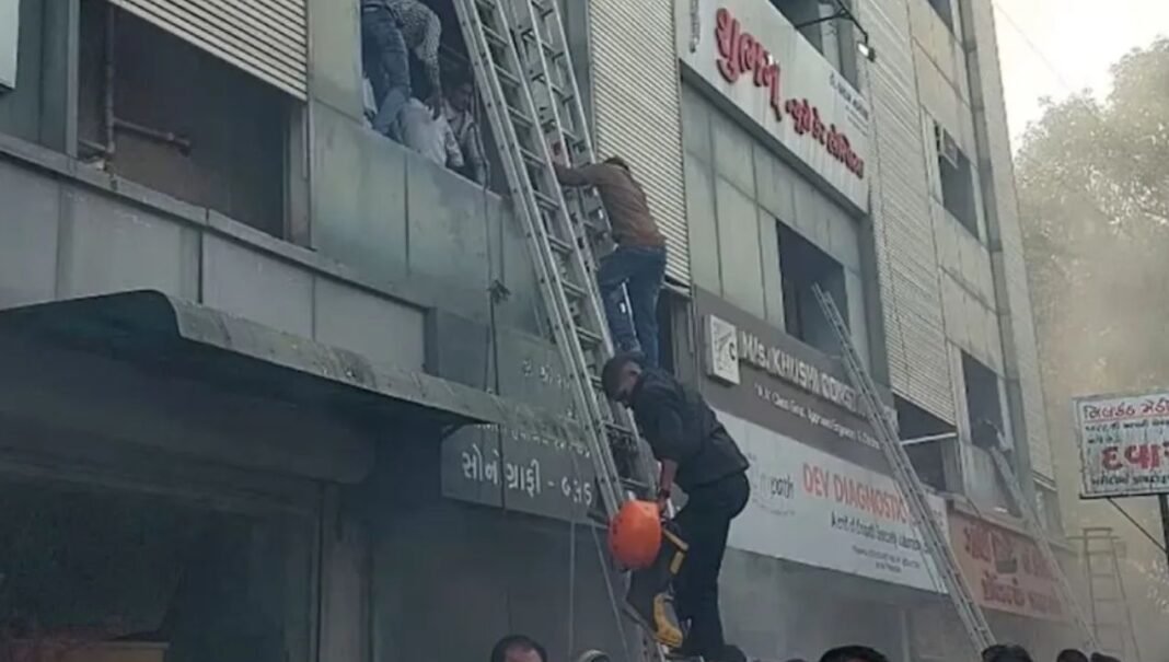 भावनगर के पैथोलॉजी लैब में लगी भयंकर आग, अस्पतालों में घुसा धुआं, बच्चों समेत 19 मरीज सुरक्षित रेस्क्यू