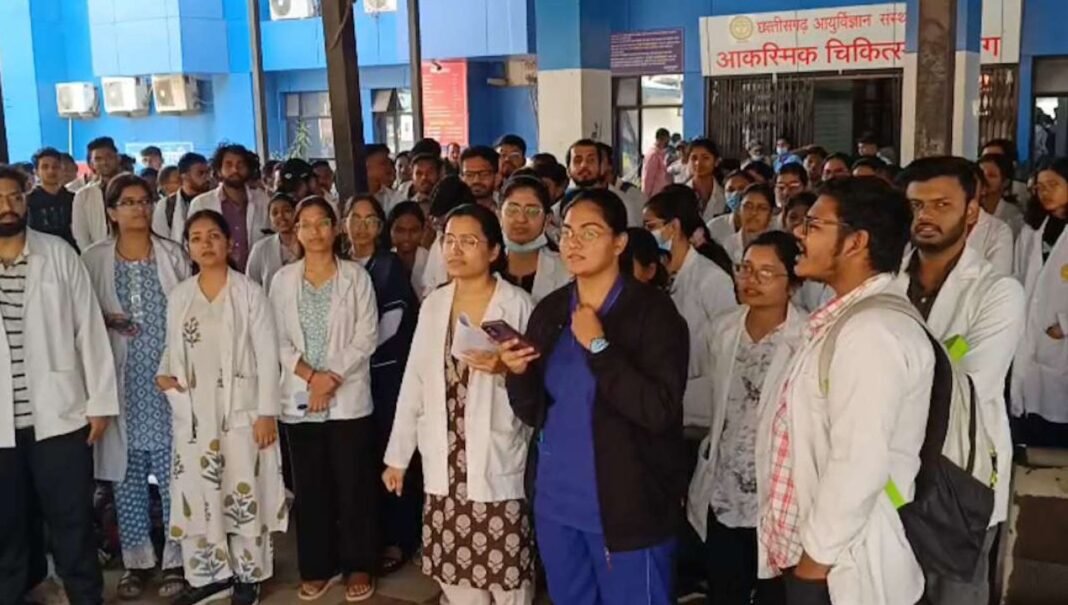 C.G News : CIMS बिलासपुर में जूनियर डॉक्टर्स हड़ताल पर, लैब टेक्नीशियन ने मारा था थप्पड़
