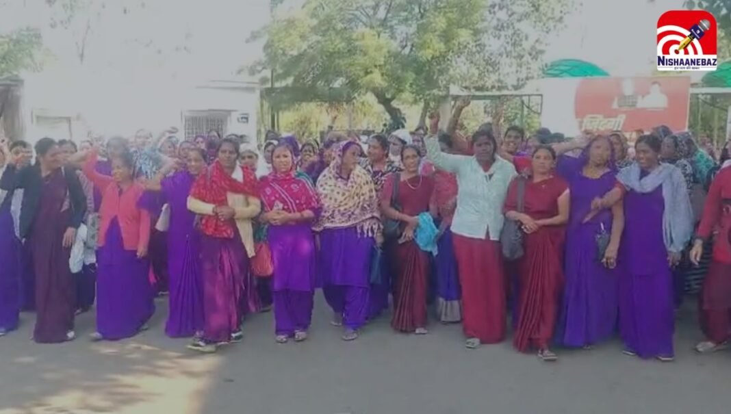 M.P News : बड़वानी में आशा कार्यकर्ताओं का हंगामा, बीपीएम पर अभद्र व्यवहार के आरोप