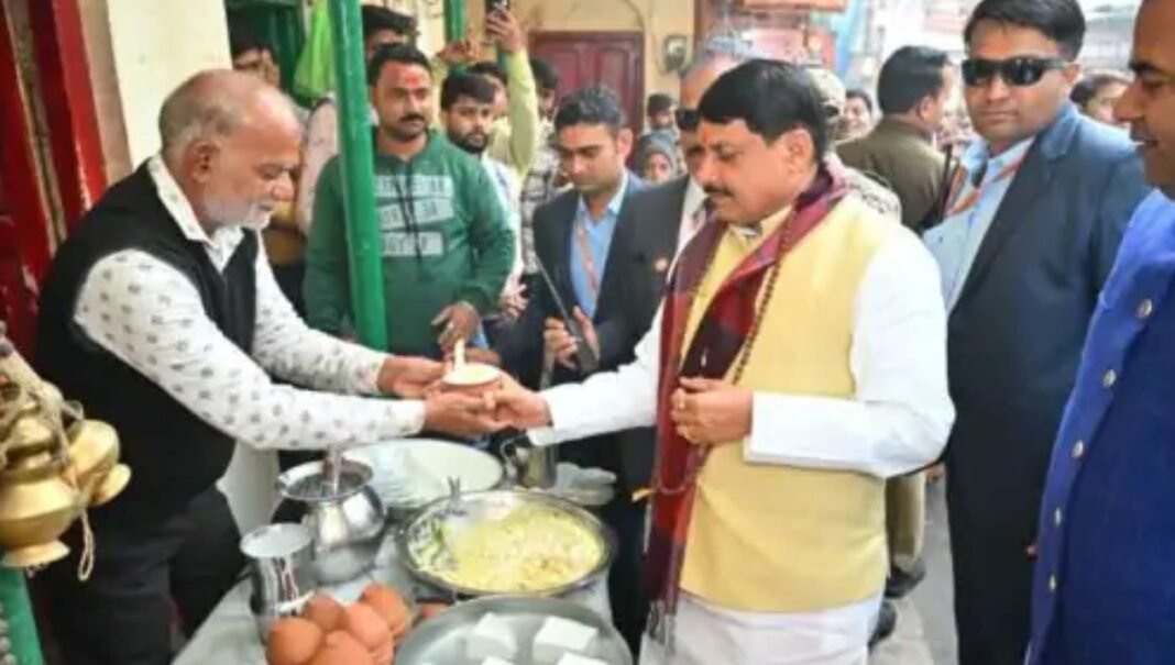 CM Mohan Yadav in Varanasi : काशी की गलियों में दिखा CM मोहन यादव का बनारसी अंदाज! काल भैरव-बाबा विश्वनाथ के दर्शन, मलइयो का लिया स्वाद