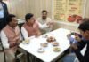M.P News : इंदौर में जब अचानक रुका CM मोहन का काफिला, मौसा पराठा हाउस में लिया ‘पोहा-जलेबी’ का मजा cm mohan yadav