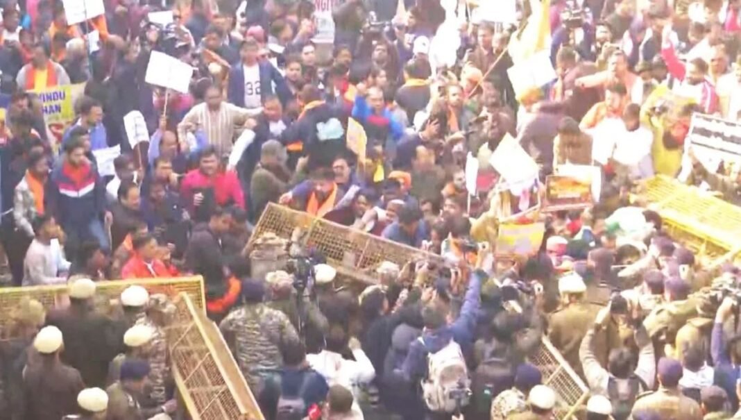 Dipu Chandra Murder : दिल्ली में VHP का बांग्लादेश हाई कमीशन के बाहर प्रदर्शन, भारत-बांग्लादेश संबंधों में फिर तनाव