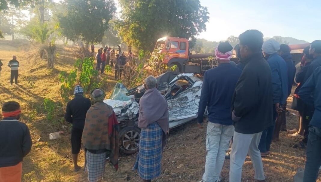Jashpur में देर रात भयंकर Accident! खड़े ट्रेलर से भिड़ी कार, एक ही गांव के 5 युवकों की मौके पर मौत