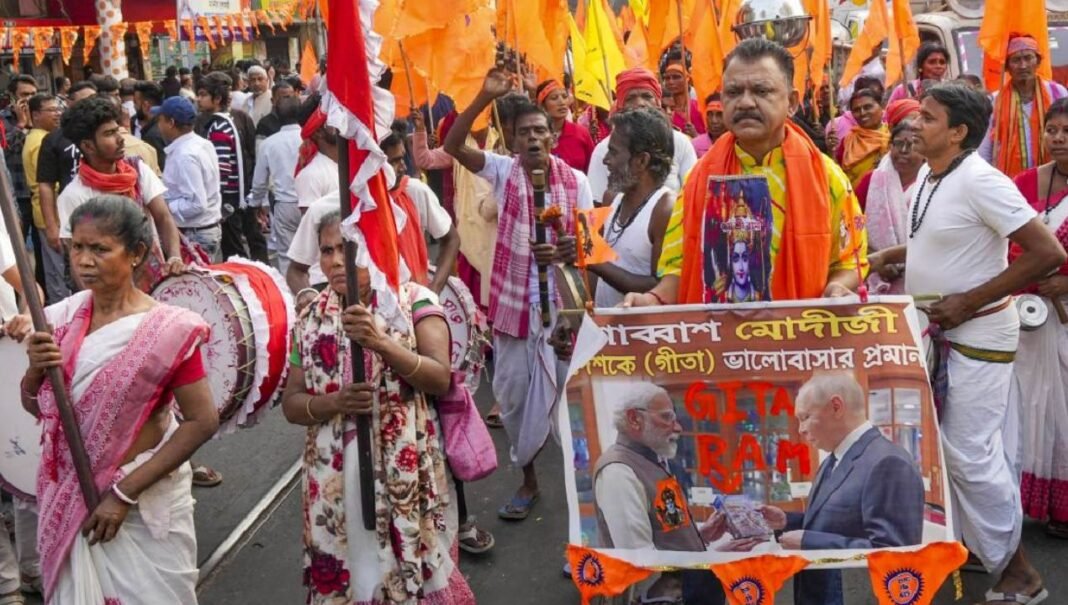 मुर्शिदाबाद Babri मस्जिद नींव के जवाब में कोलकाता में 5 लाख श्रद्धालुओं का गीता पाठ, ब्रिगेड मैदान में उमड़ी भीड़