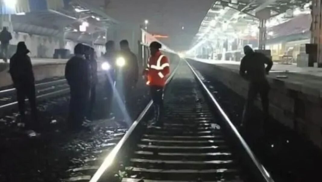 Jabalpur में भयानक Train Accident! मालगाड़ी ने 6 लोगों को मारी टक्कर, एक महिला की मौत, 3 बच्चे गंभीर