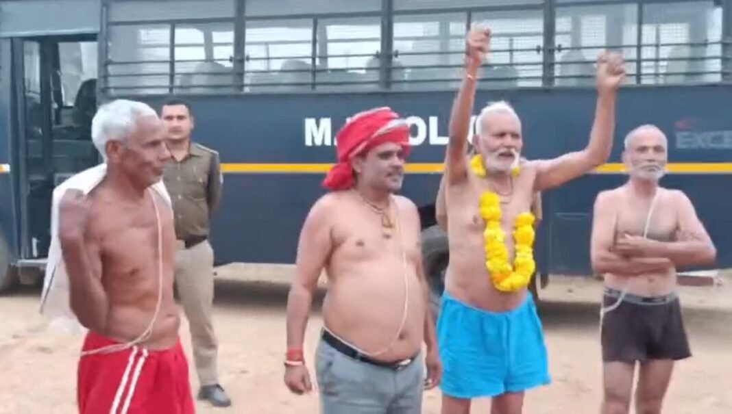 Mauganj Elderly Protest Arrest : मऊगंज में भ्रष्टाचार के खिलाफ आवाज उठाने वाले अर्धनग्न बुजुर्ग गिरफ्तार, प्रशासन पर उठे सवाल