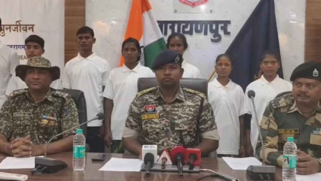 Naxal Surrender : नारायणपुर में नक्सल संगठन को तगड़ा झटका! 37 लाख के 11 इनामी नक्सलियों ने किया सरेंडर