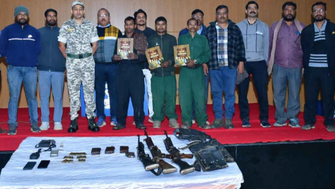 Naxal News : लाल आतंक की कमर टूटी! महाराष्ट्र में MMC जोन के 3 इनामी नक्सलियों ने किया सरेंडर