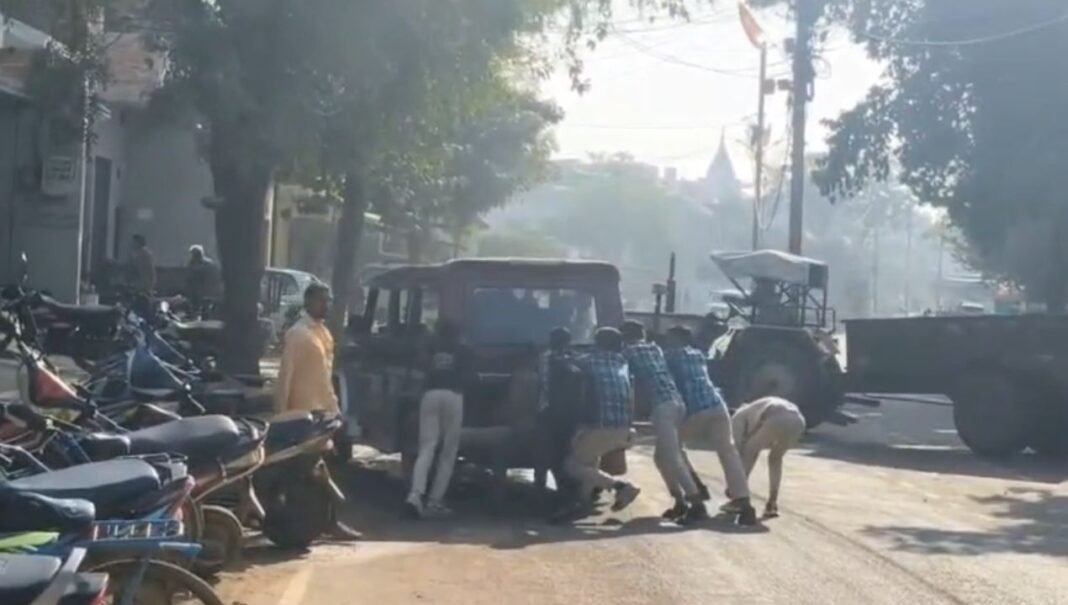 M.P News : निवाड़ी में स्कूल बस खराब होने पर बच्चों से लगवाया धक्का, Video हुआ वायरल