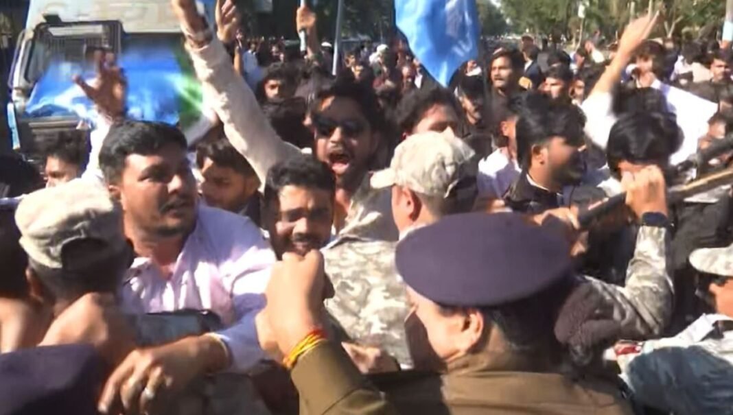 Pratima Bagri NSUI Protest : मंत्री प्रतिमा बागरी के बंगले पर NSUI का हंगामा, गांजा केस में भाई की गिरफ्तारी पर इस्तीफे की मांग तेज