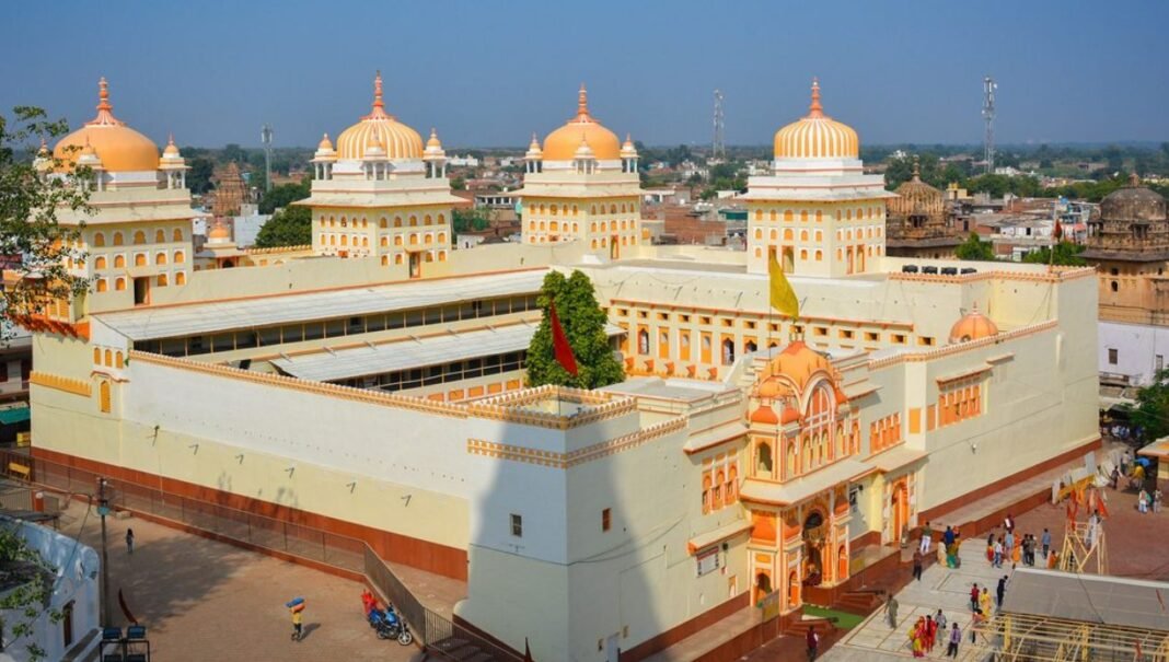 M.P Crime : ओरछा में सनसनी! 400 साल पुराने मंदिर में चोरी, दान पेटी तोड़कर कैश व चांदी का मुकुट गायब