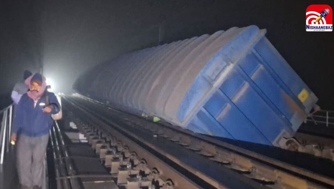 Bihar के जमुई में मालगाड़ी डिरेल, 12 डिब्बे पटरी से उतरे, बरुआ नदी में गिरे 3 डिब्बे , रेल सेवा बाधित