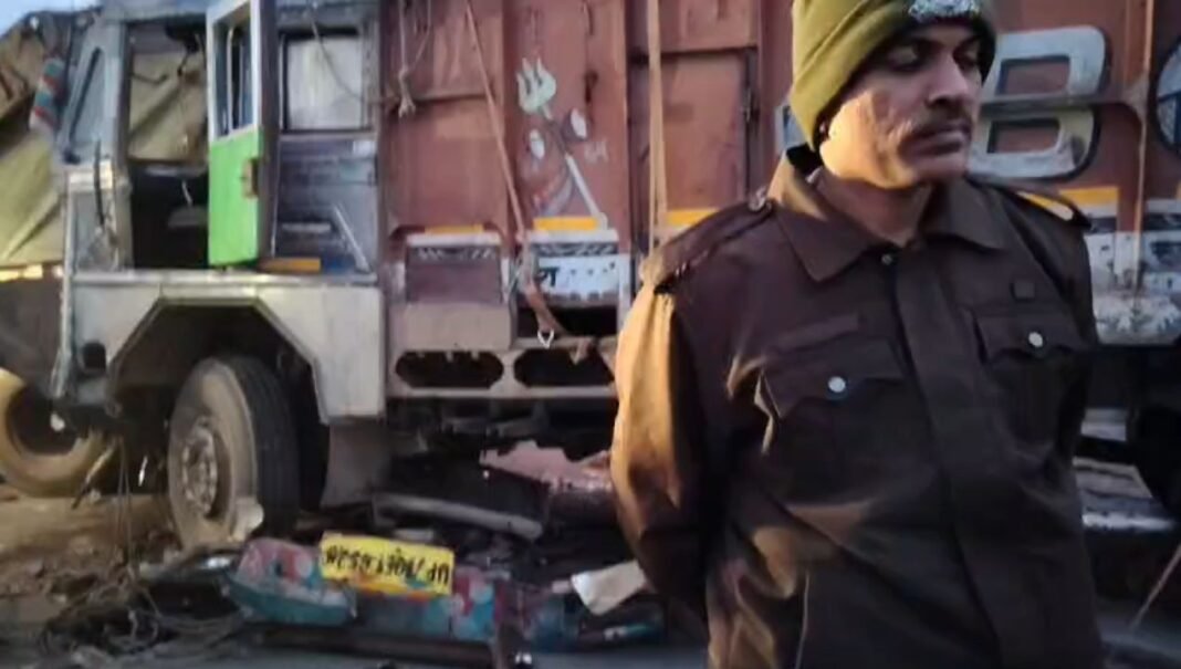 M.P Accident : रीवा के पास राष्ट्रीय राजमार्ग पर दो ट्रक की जोरदार भिड़ंत, घंटों फंसा रहा ड्राइवर