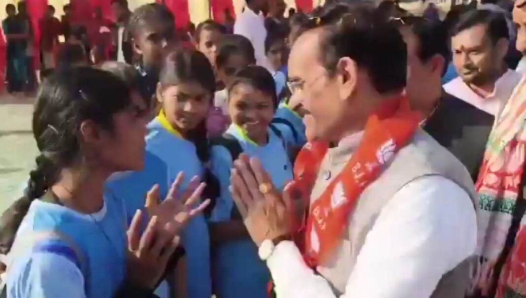 M.P News : खेल महोत्सव में देरी से पहुंचे VD शर्मा पर छात्रा का तंज – नमस्ते तो ठीक है…हमारे पास फालतू टाइम है क्या