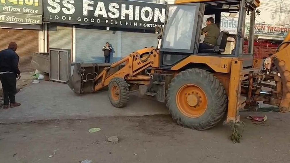 CG NEWS : सुपेला संडे मार्केट में फिर चला बुलडोजर, अतिक्रमण करने वाले दुकानदारों को कड़ी चेतावनी