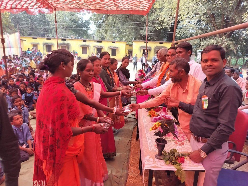 CG News : शासकीय हाई स्कूल बिंजोली में बड़ा ही हर्षो उल्लास के साथ मनाया गया वार्षिक उत्सव, ग्रामीणों द्वारा कराया गया न्योता भोज का आयोजन