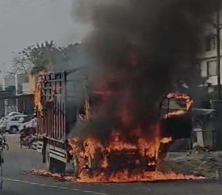 Barwani News : बड़वानी-सेंधवा मार्ग पर चलती आयसर में लगी भीषण आग, चालक और स्टाफ बाल-बाल बचे