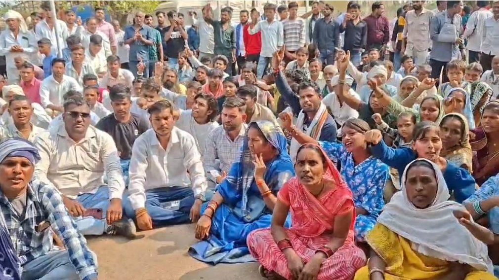 Bemetra News : एक माह बाद भी गिरफ्तारी नहीं, भीम आर्मी और सतनामी समाज ने किया थाने का घेराव