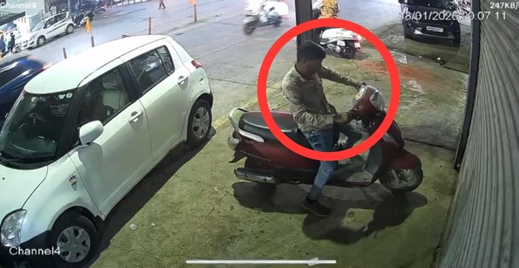 Jabalpur News : यातायात थाना से चंद दूरी पर गाड़ी चोरी, CCTV में कैद हुई वारदात, पुलिस पर उठे सवाल