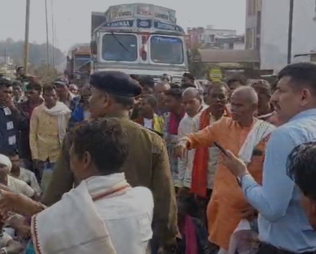 Kondagaon News : कोंडागांव में सहकारी बैंक के विरोध में किसानों का चक्का जाम, NH-30 रहा बाधित