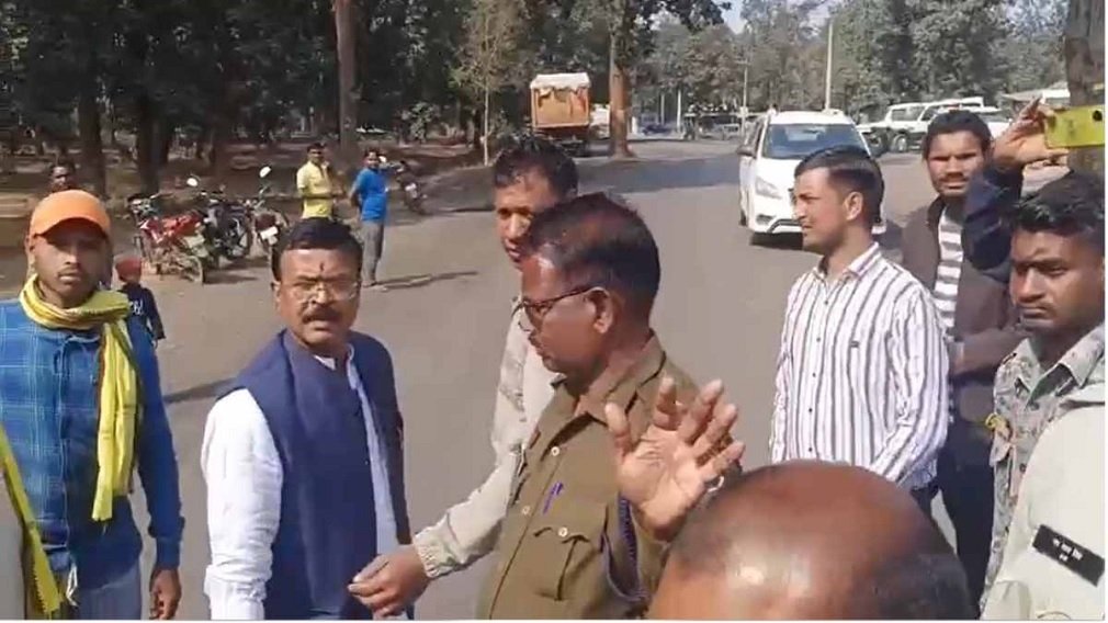CG NEWS : हसदेव अरण्य में नेताओं को ग्रामीणों ने रोका, राजनीति से दूर रहने की दी सख्त चेतावनी