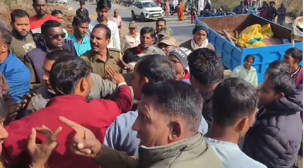 Balrampur News : वन भूमि से अतिक्रमण हटाने के दौरान विवाद: ग्रामीणों और वन अमले में झड़प, डीएफओ बोले — दोषियों पर की जाएगी कड़ी कार्रवाई