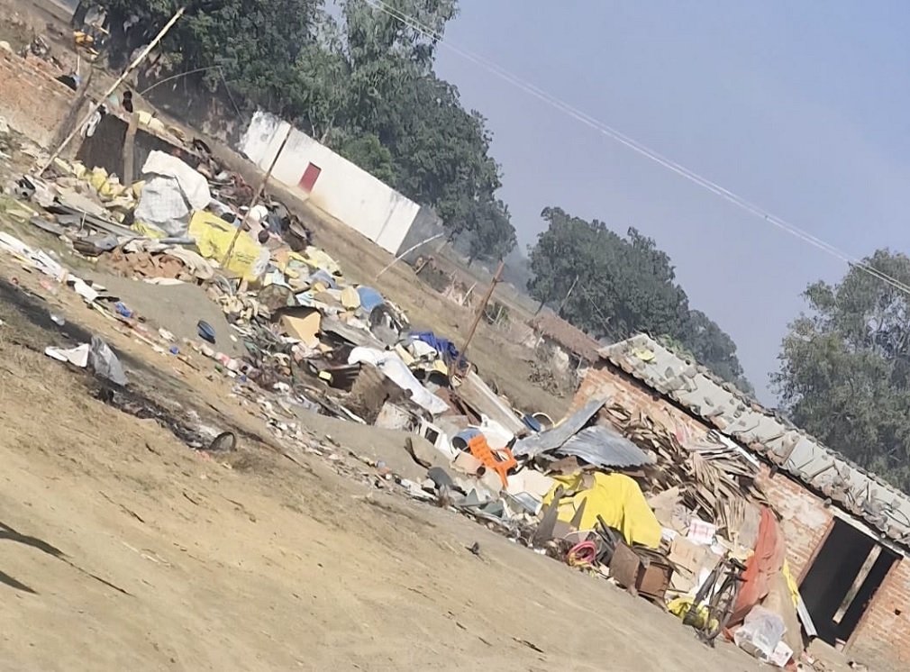 Singrauli News: महुआ गांव में कबाड़ की दुकानों में खप रहा चोरी का सामान? ग्रामीणों का आरोप – निवास पुलिस दे रही संरक्षण..?