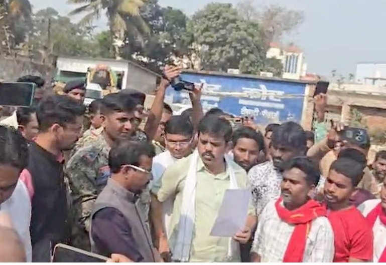 Bijapur News: घरों को तोड़े जाने के विरोध में सड़क पर उतरे विधायक, प्रशासन के खिलाफ जमकर नारेबाजी