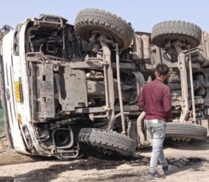 Singrauli News: बलियरी ऐश डैम से राखड़ ले जा रहा हाईवा दुर्घटनाग्रस्त, बड़ा हादसा टला, रहवासी इलाके से गुजर रहे राखड़ लदे वाहनों पर प्रशासन की अनदेखी