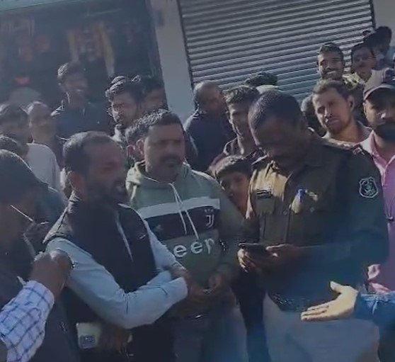 Surajpur News : आवास योजना में गिट्टी लें जाने पर बवाल अधिकारी का जनता जनप्रतिनिधि को धौंस दिखाने का आरोप विडियो शोशल मिडिया में वायरल