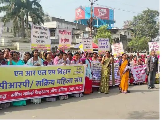 CG NEWS : रायपुर में सड़क पर धरने पर बैठीं बिहान की महिलाएं, मानदेय वृद्धि और नियमितिकरण की रखीं मांगें