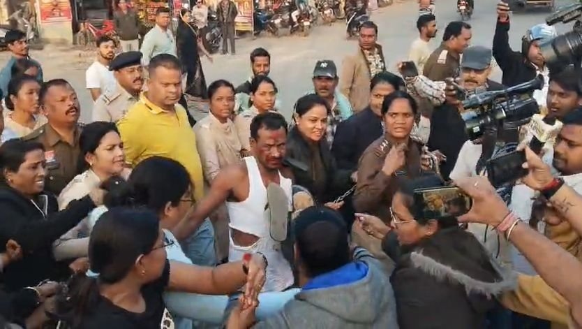 CG NEWS : तमनार हिंसा मामले में कार्रवाई, महिला आरक्षक से दुर्व्यवहार का मुख्य आरोपी गिरफ्तार, पुलिस ने जुलूस निकालकर जताया आक्रोश