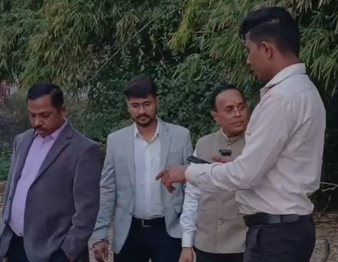 Burhanpur News : बुरहानपुर में अवैध कॉलोनियों पर प्रशासन सख्त, जांच के लिए मौके पर पहुंचा प्रशासनिक अधिकारी।