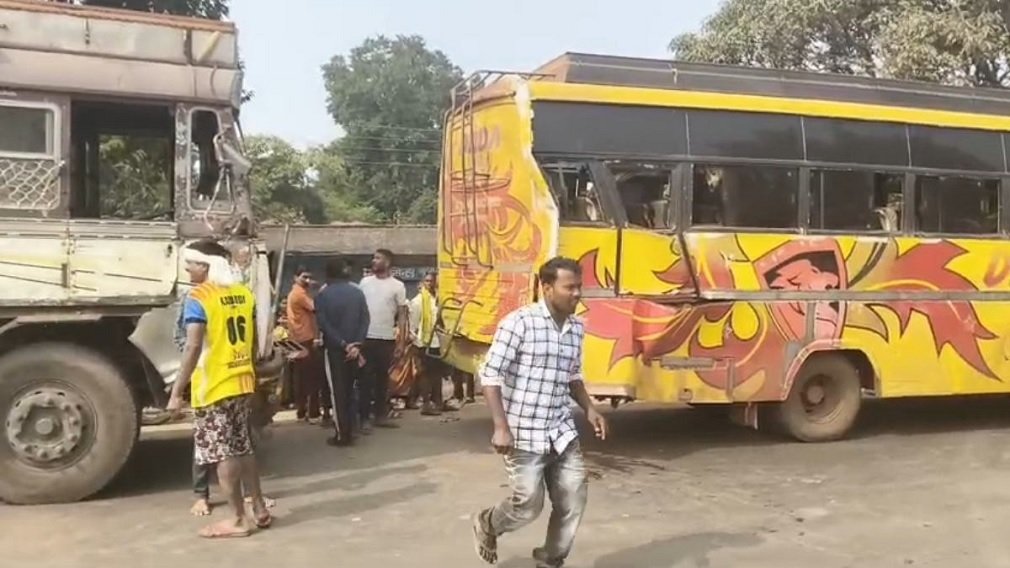 CG NEWS : तेज़ रफ्तार ट्रक ने खड़ी बस को पीछे से मारी टक्कर, दो बाइक चपेट में; चार यात्री गंभीर घायल