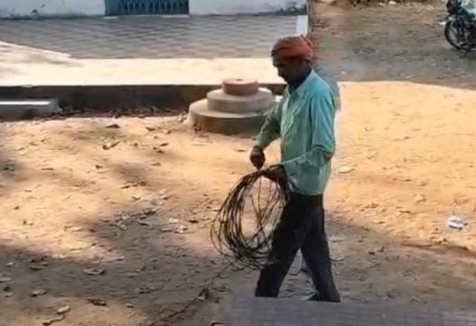 Singrauli News : स्कूली छात्रों के सर पर मंडराता काल मकड़ी के जाल के तरह बिछा तार बड़े हादसे को दे रहे हैं निमंत्रण..