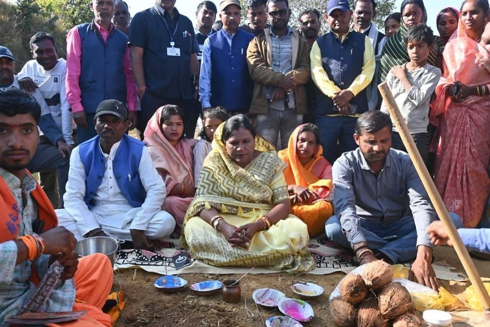 Balrampur News : ग्राम शिवरी में पुलिया निर्माण का भूमि पूजन, विधायक शकुंतला सिंह पोर्ते ने किया शिलान्यास