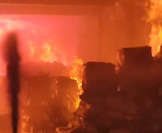 CG News: पत्थलगांव में किराना दुकान में भीषण आग, लाखों का सामान जलकर खाक