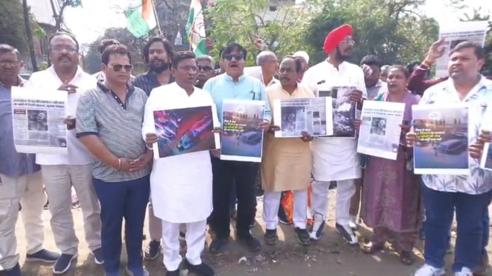 CG NEWS : खुले नालों और बदहाल सड़कों को लेकर कांग्रेस सड़क पर उतरी, सरकार पर लगाया बड़ा आरोप